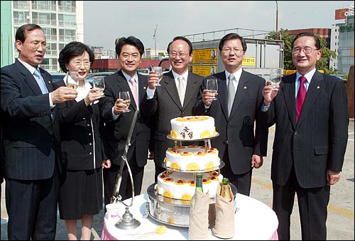 이런 때도 있었지만... 2004년 9월 이부영 당시 열린우리당 의장이 당사 3층 주차장 마당에서 당 지도부, 당직자, 기자들이 모인 가운데 한가위 인사회 겸 자신의 생일잔치를 '조촐하게' 열었다. 이 자리에는 간단한 뷔페음식과 캔맥주가 제공됐다.